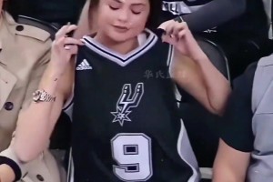 球场最靓粉丝 这谁看不迷糊啊 ...